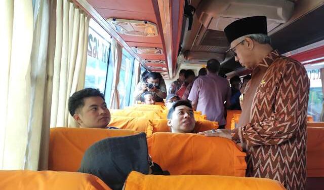Gus Qowim saat menyapa penumpang bus umum (Sigit Cahya Setyawan)