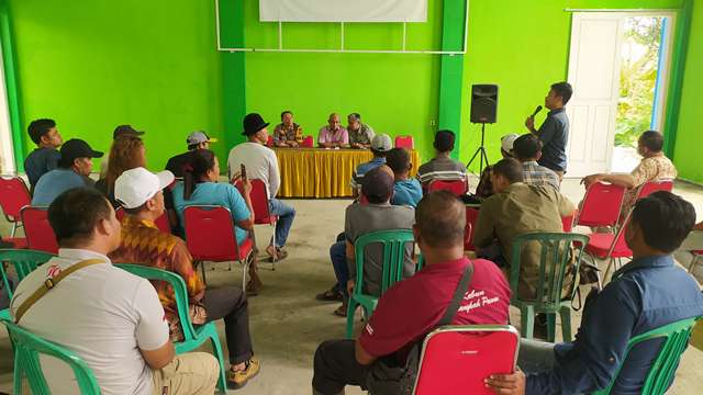 Pertemuan warga desa dan pihak PTPN di Balai Desa Wonorejo Trisulo (Muhamad Dastian Yusuf)