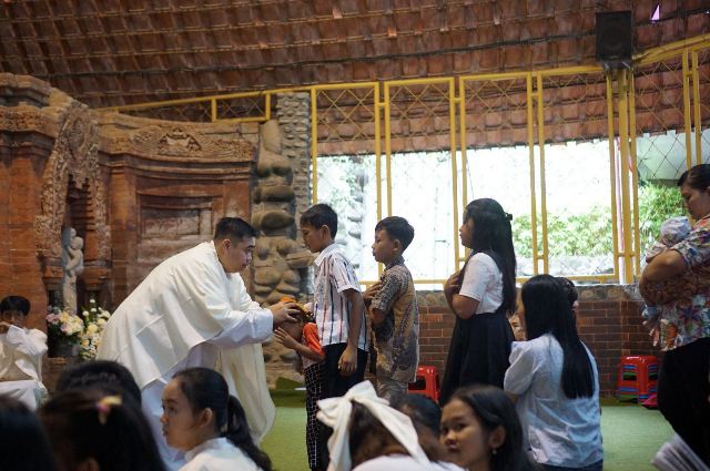 Kemeriahan Perayaan Paskah di Gereja Santa Maria Puhsarang Diikuti Seluruh Kalangan Usia