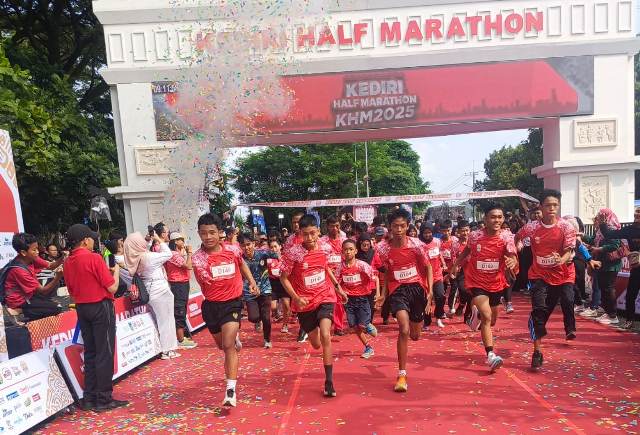 Ribuan Pelari Turut Kediri Sehat Berbudaya Half Marathon 2025