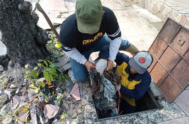 Cegah Genangan Air di Beberapa Ruas Jalan Kota Kediri, DPUPR Turun Tangan Lakukan Pembersihan Inlet