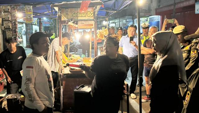 Gelar Karpet Ditrotoar, Salah Satu PKL Jalan Patimura Dihadapan Petugas Gabungan Nyatakan Tidak Akan Taat Aturan