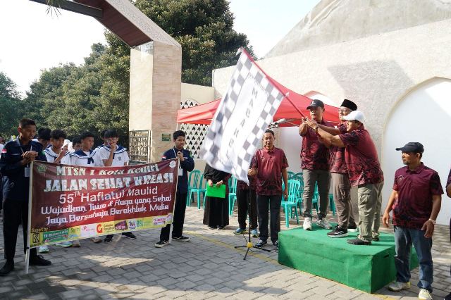 Gus Qowim Berangkatkan Jalan Sehat Kreasi Haflatul Maulid Ke-55 MTsN 1 Kota Kediri