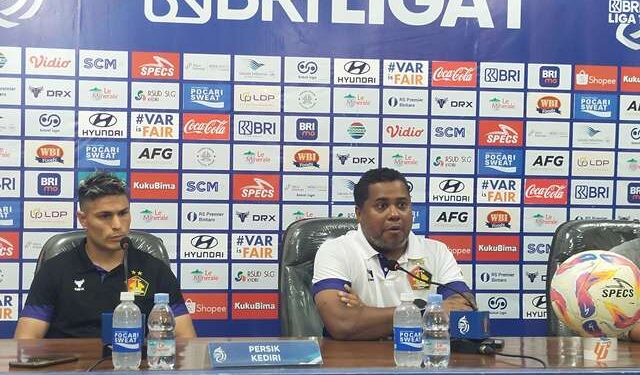 Coach Divaldo Alves bersama pemain Ramiro Fergonzi usai pertandingan (Sigit Cahya Setyawan)
