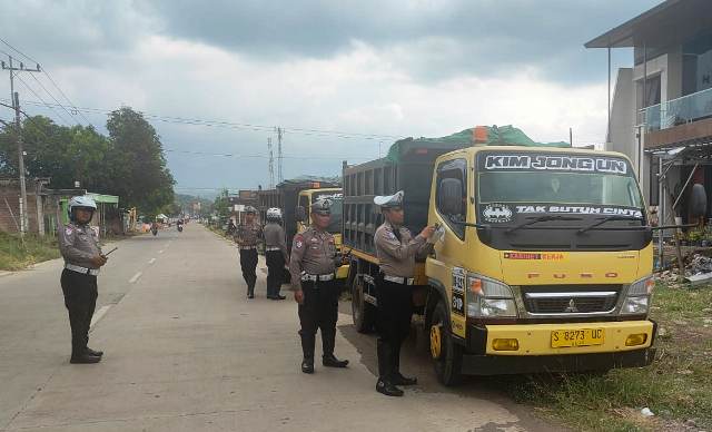 Mendapat Aduan Jalan Raya Kotor, Satlantas Polres Kediri Gelar Razia di Jalan Raya Banyakan