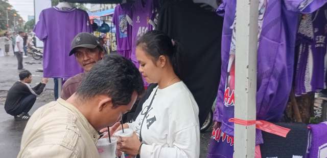 Keluhan Pedagang Jersey Persik, Seiring Memudarnya Klub Kebanggaan Warga Kediri
