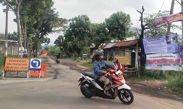 Warga Pasang Spanduk Penolakan, Akses Jalan Utama Terancam Tertutup Proyek Tol Kediri-Tulungagung