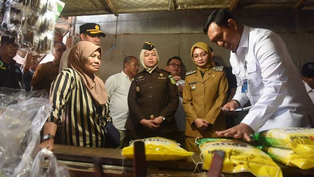 Dirut Bulog Sidak Pasar Setono Betek, Pastikan Beras SPHP di Kediri Tersalur Tepat Sasaran