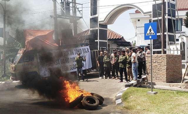LSM RATU Demo di Kejari Kediri, Soroti Dugaan Pungli di SMA/SMK Negeri