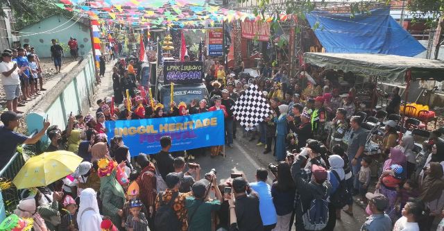 Mbak Wali Lepas Kirab Budaya Inggil Heritage Festival: Panggung Budaya Warga Lirboyo