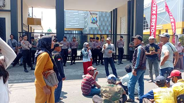 Solidaritas Warga Desa Manggis Memuncak: Ratusan Warga Geruduk Polres Kediri, Tuntut Polisi Usut Tuntas Transparansi Lahan