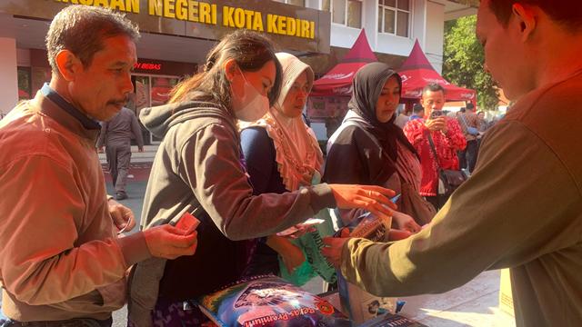 Angin Segar di Tengah Deru Harga Semabko: Pasar Murah Kejari Ringankan Beban Warga Kota Kediri Angin Segar di Tengah Deru Harga Semabko: Pasar Murah Kejari Ringankan Beban Warga Kota Kediri
