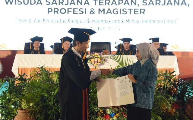 Wisuda Penuh Haru di Universitas Kadiri, Mbak Wali: “Jangan Berhenti Belajar, Ciptakan Lapangan Kerja dari Inovasi!” Wisuda Penuh Haru di Universitas Kadiri, Mbak Wali: “Jangan Berhenti Belajar, Ciptakan Lapangan Kerja dari Inovasi!”