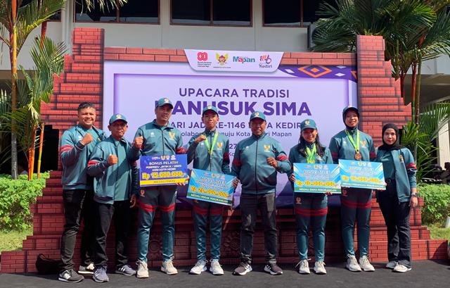 Kado Emas dari Para Juara: Kota Kediri Bercahaya di Hari Jadinya yang ke-1146 Kado Emas dari Para Juara: Kota Kediri Bercahaya di Hari Jadinya yang ke-1146