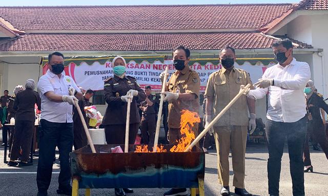 Kejari Kota Kediri Kembali Musnahkan Barang Bukti Narkoba dan Tindak Pidana Lainnya