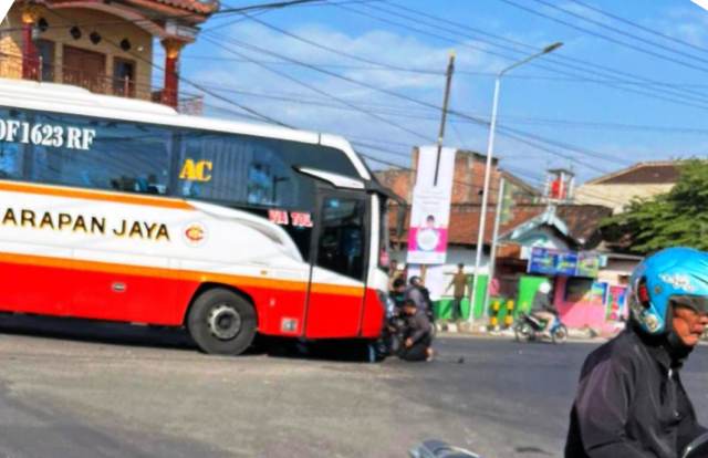 Motor Terseret Bus Harapan Jaya ‘Ngeblong’ Lampu Merah di Simpang Terminal Lama Kota Kediri