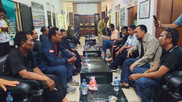 Warga Pojok Gruduk Gedung Wakil Rakyat Pertanyakan Kejelasan Kompensasi TPA, Pihak DPRD Janjikan Gelar RDP