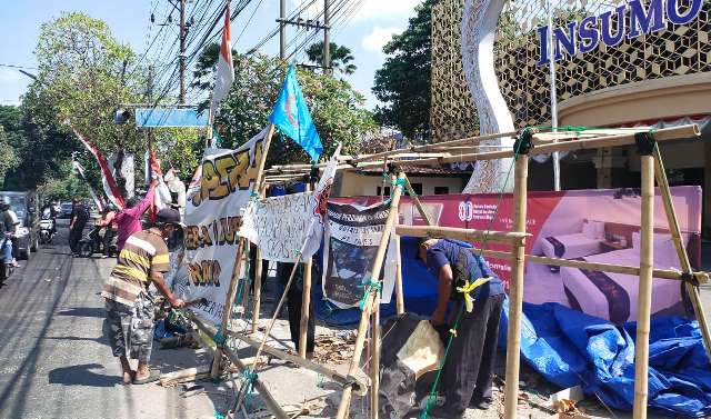 Tenda Perjuangan Dibongkar, Eks Buruh Triple’s Tak Menyerah: “Jika Hak Tak Diberi, Doa dan Perlawanan Terus Kami Tegakkan”