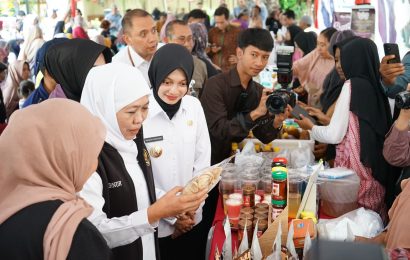 Harga Sembako Murah di Kediri! Wali Kota Vinanda Dampingi Gubernur Khofifah Tinjau Pasar Murah 2025