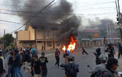 Inilah Suasana Aksi Unjuk Rasa di Mapolres Kediri Kota Berlanjut ke Gedung Dewan