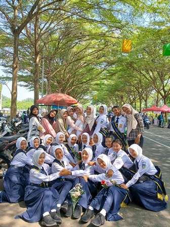 Penuh Semangat, SMPN 1 Plemahan Tampilkan Performa Maksimal di Lomba Baris-Berbaris HUT ke-80 RI