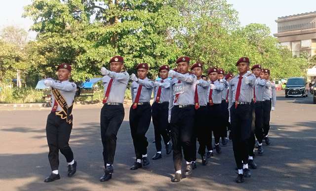 Inilah Tim Baris SMA Dharma Wanita 1 Pare Boarding School : Disiplin, Kompak dan Sehat Bersama Jamu Kencur