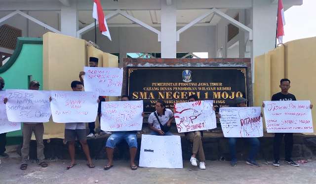 Desak Hapus Penahanan Ijazah, Aktivis Rekan Indonesia Gelar Aksi Damai