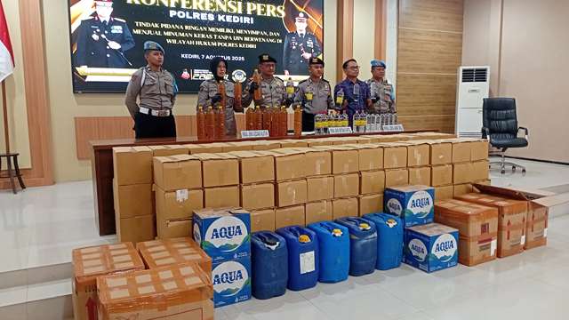 Polres Kediri Bongkar Gudang Miras Ilegal, 1.660 Botol Disita di eks Lokalisasi Bolodewo Wates