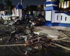 Bawa Batu dan Kotoran Sapi, Massa Rusak Mako Satlantas Polres Kediri Serta Sejumlah Motor