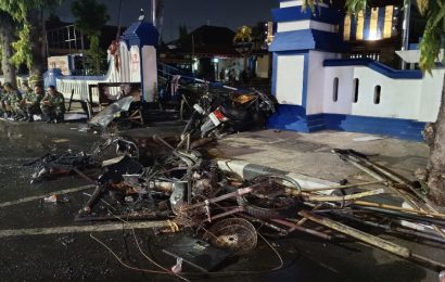 Bawa Batu dan Kotoran Sapi, Massa Rusak Mako Satlantas Polres Kediri Serta Sejumlah Motor