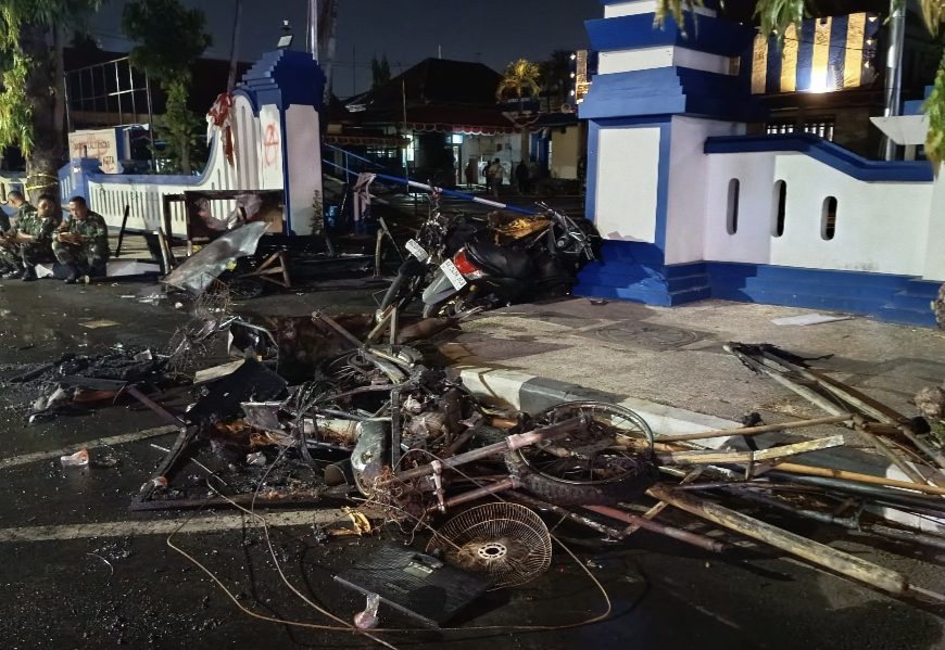 Bawa Batu dan Kotoran Sapi, Massa Rusak Mako Satlantas Polres Kediri Serta Sejumlah Motor