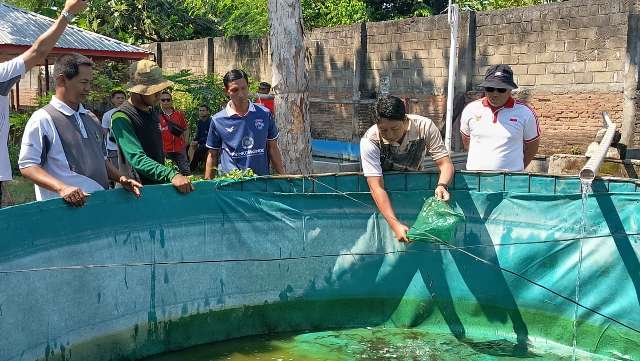 Kalapas Solichin melepas bibit ikan (Sigit Cahya Setyawan)