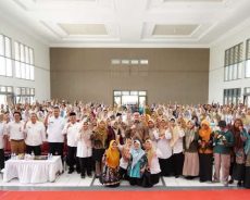 Bentuk Kepedulian Bupati Kediri, Serahkan Bantuan Modal Usaha Rp3 Juta untuk Guru Honorer