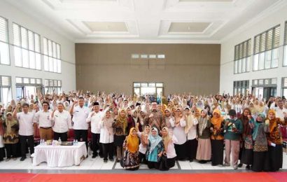 Bentuk Kepedulian Bupati Kediri, Serahkan Bantuan Modal Usaha Rp3 Juta untuk Guru Honorer Bentuk Kepedulian Bupati Kediri, Serahkan Bantuan Modal Usaha Rp3 Juta untuk Guru Honorer