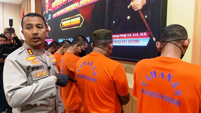 Bukti Komitmen Kapolres Kediri Ungkap 14 Kasus Narkoba dalam Operasi Tumpas Semeru 2025, Puluhan Ribu Pil dan Hampir 100 Gram Sabu Disita Bukti Komitmen Kapolres Kediri Ungkap 14 Kasus Narkoba dalam Operasi Tumpas Semeru 2025, Puluhan Ribu Pil dan Hampir 100 Gram Sabu Disita