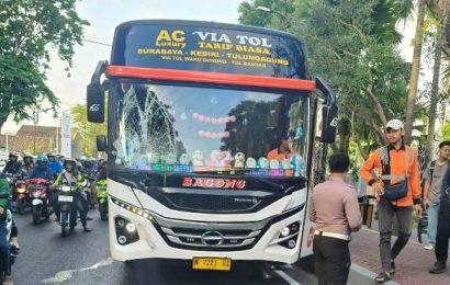 Hari Kedua Penutupan Jembatan Semampir, Kediri Dilanda Kemacetan dan Kecelakaan Beruntun Hari Kedua Penutupan Jembatan Semampir, Kediri Dilanda Kemacetan dan Kecelakaan Beruntun