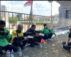 Aksi Sosial di Kediri: Nasi Kotak Gratis untuk Driver Ojol, Kebersamaan yang Sederhana tapi Bermakna