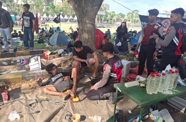 Polisi Amankan Puluhan Botol Miras di Kediri Scooter Festival 2025 Polisi Amankan Puluhan Botol Miras di Kediri Scooter Festival 2025