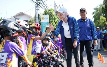 Wali Kota Kediri Vinanda Prameswati Dinobatkan sebagai Bunda Olahraga Masyarakat: Nyalakan Semangat Hidup Sehat Wali Kota Kediri Vinanda Prameswati Dinobatkan sebagai Bunda Olahraga Masyarakat: Nyalakan Semangat Hidup Sehat