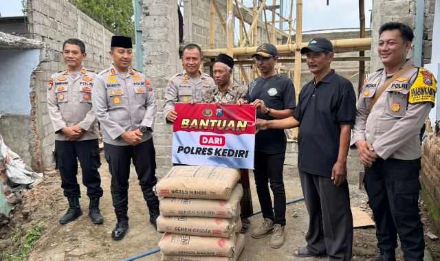 Polres Kediri Wujudkan Kepedulian Sosial, Bantu Pembangunan Masjid Al-Huda di Kepung dengan Semangat Kebersamaan Polres Kediri Wujudkan Kepedulian Sosial, Bantu Pembangunan Masjid Al-Huda di Kepung dengan Semangat Kebersamaan
