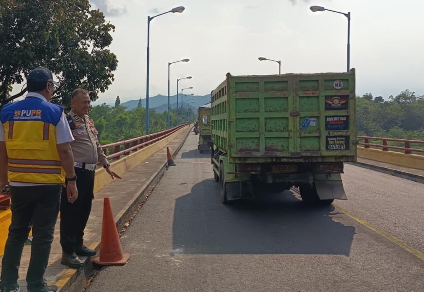 Jembatan Semampir Kembali Dibuka, Perketat Pengawasan Kendaraan Over Tonase Jembatan Semampir Kembali Dibuka, Perketat Pengawasan Kendaraan Over Tonase