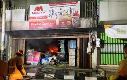 Toko Muliya Jual Gerabah di Jalan Dhoho Terbakar
