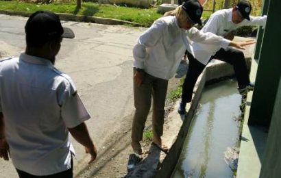 Akhirnya Tim DLHKP Kota Kediri Turun Ambil Sampel Air di Dua Titik Aliran Sungai Kedak Akhirnya Tim DLHKP Kota Kediri Turun Ambil Sampel Air di Dua Titik Aliran Sungai Kedak