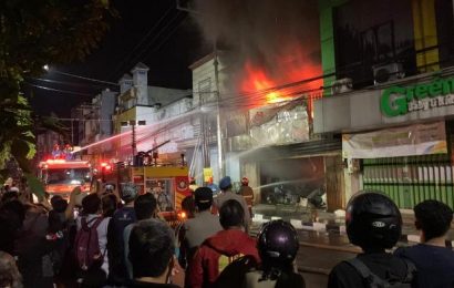Sumber Api di Jalan Dhoho Masih Misteri: Polisi Telusuri Penyebab Kebakaran Toko Gerabah di Pusat Kota