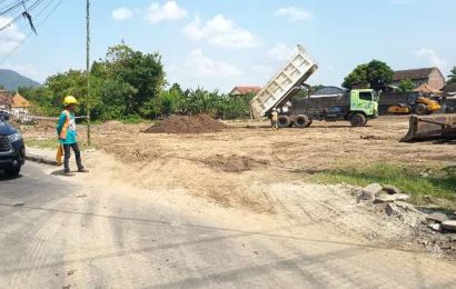 Warga Keluhkan Debu Proyek Tol Kediri–Tulungagung di Sukorame: Jalan Berdebu, Aktivitas Terganggu! Warga Keluhkan Debu Proyek Tol Kediri–Tulungagung di Sukorame: Jalan Berdebu, Aktivitas Terganggu!