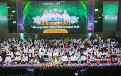 Gema Sholawat di Ponpes Lirboyo: Lautan Jamaah Peringati Hari Santri