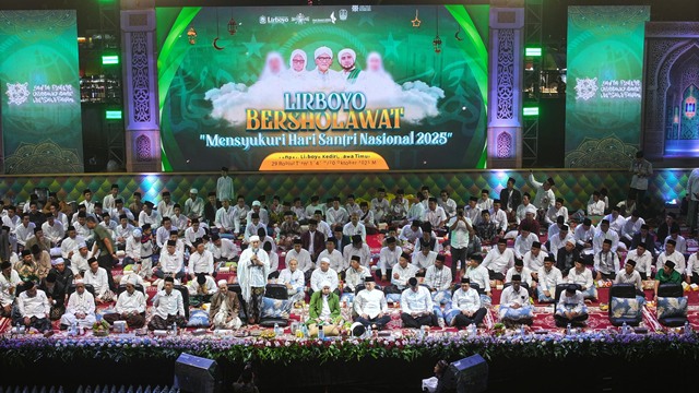 Gema Sholawat di Ponpes Lirboyo: Lautan Jamaah Peringati Hari Santri Gema Sholawat di Ponpes Lirboyo: Lautan Jamaah Peringati Hari Santri