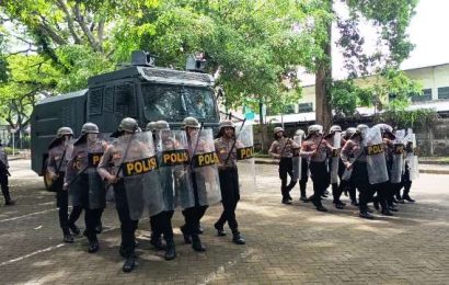 Wujudkan Anggota Polri Tangguh, Polres Kediri Kota Asah Kesigapan Penggendalian Massa Wujudkan Anggota Polri Tangguh, Polres Kediri Kota Asah Kesigapan Penggendalian Massa