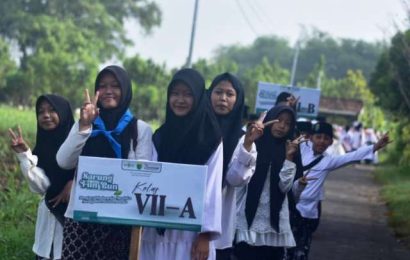 Sarung Fun Run di Kediri: Santri Berlari Santai dalam Lantunan Shalawat, Menyulam Semangat Hari Santri Nasional 2025 Sarung Fun Run di Kediri: Santri Berlari Santai dalam Lantunan Shalawat, Menyulam Semangat Hari Santri Nasional 2025