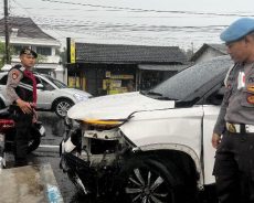 Drama di Siang Hari: Mobil Wuling Putih ‘Mengamuk’ di Jalan Raya Pare, Lima Kendaraan Jadi Korban Drama di Siang Hari: Mobil Wuling Putih ‘Mengamuk’ di Jalan Raya Pare, Lima Kendaraan Jadi Korban